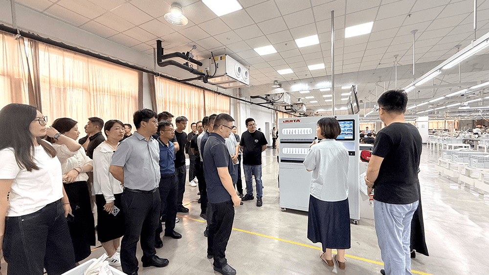 熱烈歡迎：錫山區(qū)紡織服裝企業(yè)領(lǐng)導(dǎo)到劉潭服裝開展沙龍活動(dòng)