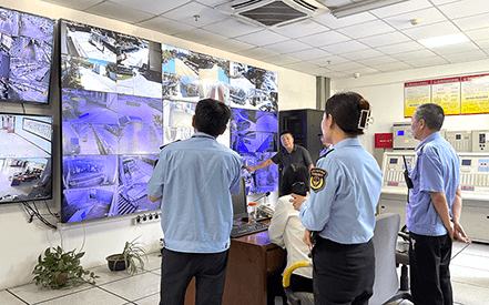 區(qū)應(yīng)急管理局深入劉潭服裝開(kāi)展消防安全專項(xiàng)檢查