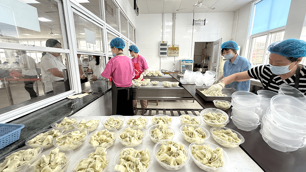 夏至餛飩飄香，劉潭服裝溫情暖人心