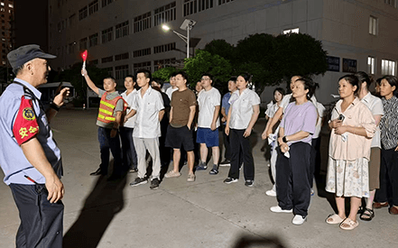 劉潭服裝開展夜間宿舍樓應急逃生演練：筑牢消防安全防線