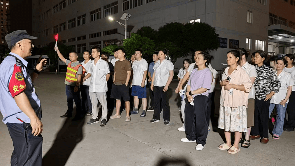 劉潭服裝開展夜間宿舍樓應(yīng)急逃生演練：筑牢消防安全防線