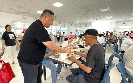 劉潭服裝以“長壽面”共慶建黨104周年