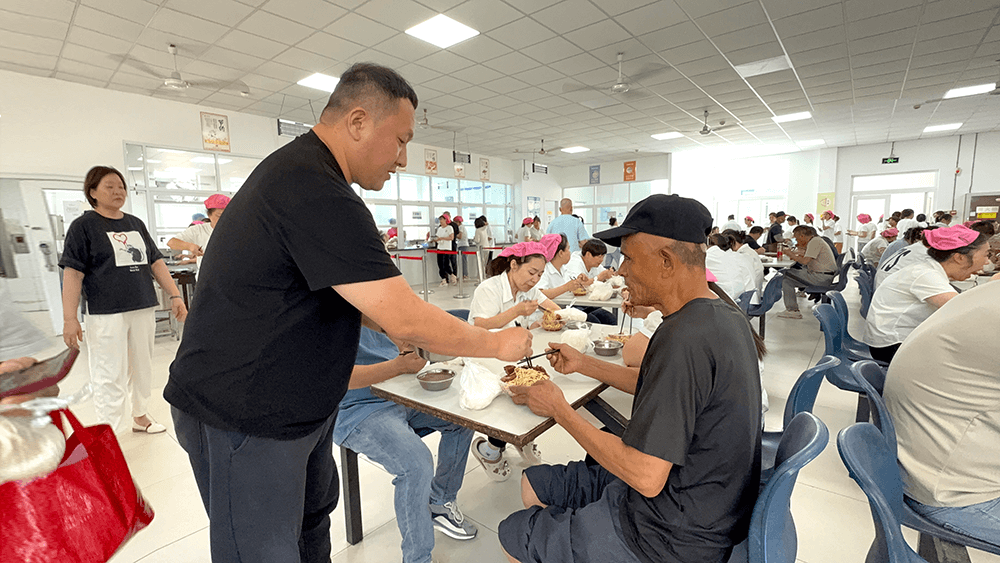 劉潭服裝以&ldquo;長(zhǎng)壽面&rdquo;共慶建黨104周年