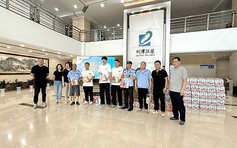 清涼沁基層 關(guān)懷潤(rùn)心田——黃巷街道總工會(huì)到劉潭服裝開(kāi)展夏送清涼活動(dòng)