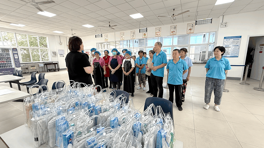 劉潭服裝：雙重關(guān)懷護(hù)&ldquo;后方&rdquo; 清涼安全送食堂