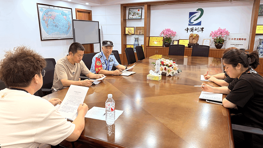 街道安全辦到劉潭服裝檢查指導夏季安全工作