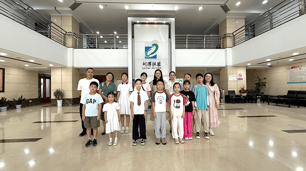社區(qū)親子探秘&ldquo;衣&rdquo;世界！家庭參觀團(tuán)走進(jìn)劉潭服裝