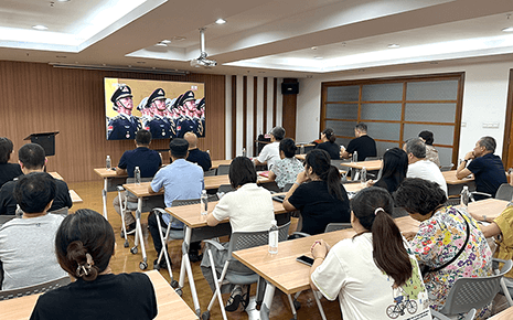 銘記歷史 共沐榮光——劉潭服裝黨支部組織觀看“9·3”勝利日大閱兵