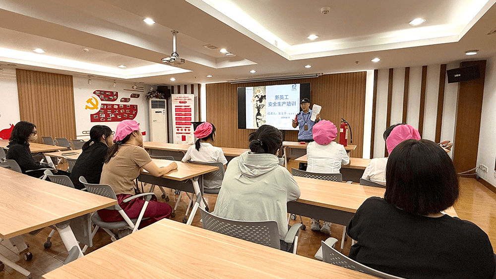 劉潭服裝組織新員進(jìn)行安全教育培訓(xùn)