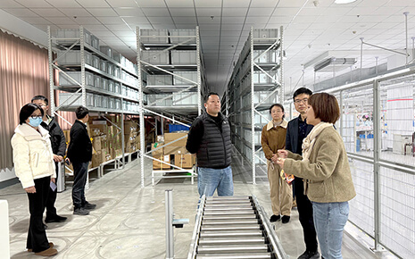 梁溪區(qū)副區(qū)長黃力走訪劉潭服裝——考察智能化發(fā)展進(jìn)程