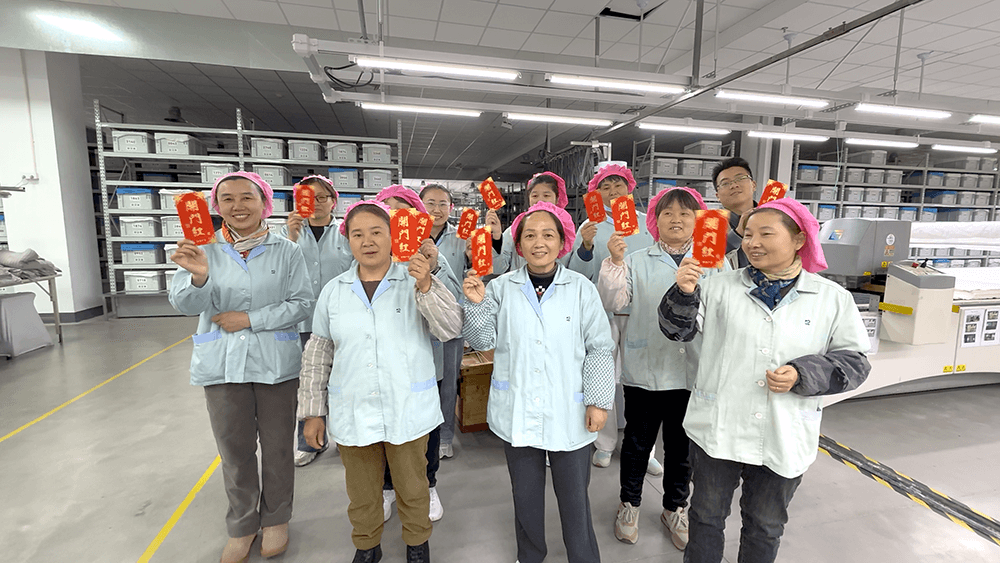 開(kāi)工大吉！劉潭服裝為員工發(fā)放開(kāi)門(mén)紅包