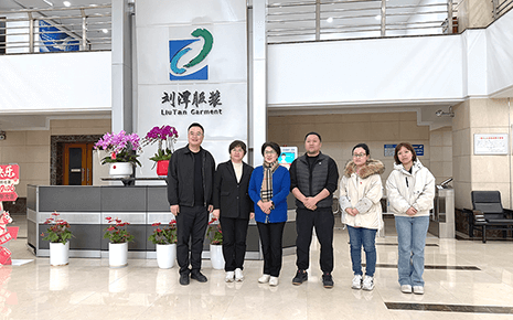 楊木橋社區(qū)領(lǐng)導(dǎo)開工走訪慰問——?jiǎng)⑻斗b啟新程